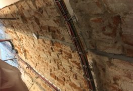Sanace vlhkého zdiva památkově chráněného objektu metodou pulzní drátové elektroosmózy.