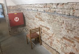 Sanace vlhkého zdiva památkově chráněného objektu metodou pulzní drátové elektroosmózy.