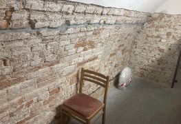 Sanace vlhkého zdiva památkově chráněného objektu metodou pulzní drátové elektroosmózy.