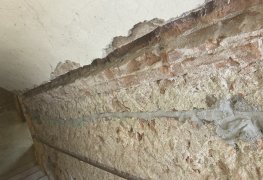 Sanace vlhkého zdiva památkově chráněného objektu metodou pulzní drátové elektroosmózy.