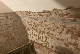 Sanace vlhkého zdiva památkově chráněného objektu metodou pulzní drátové elektroosmózy.