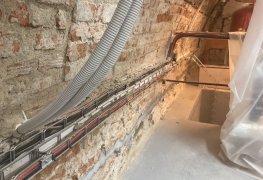 Sanace vlhkého zdiva památkově chráněného objektu metodou pulzní drátové elektroosmózy.