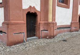 Odvlhčení zdiva a odstranění vzlínající vlhkosti zdiva historické kaple aktivní elektroosmózou.