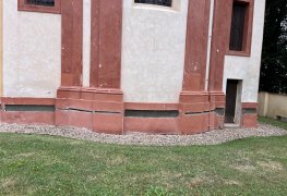 Odvlhčení zdiva a odstranění vzlínající vlhkosti zdiva historické kaple aktivní elektroosmózou.