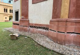 Odvlhčení zdiva a odstranění vzlínající vlhkosti zdiva historické kaple aktivní elektroosmózou.