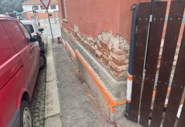 Proč nová fasáda bytového domu vyžaduje suché základy aneb jak pomohla tlaková dvouřadá injektáž. – reference 9