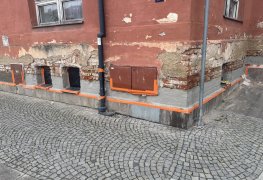 Proč nová fasáda bytového domu vyžaduje suché základy aneb jak pomohla tlaková dvouřadá injektáž. – reference 7