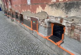 Proč nová fasáda bytového domu vyžaduje suché základy aneb jak pomohla tlaková dvouřadá injektáž. – reference 6