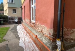 Proč nová fasáda bytového domu vyžaduje suché základy aneb jak pomohla tlaková dvouřadá injektáž. – reference 3