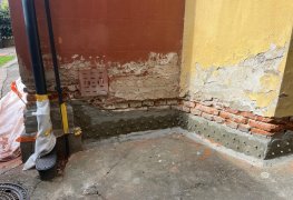 Proč nová fasáda bytového domu vyžaduje suché základy aneb jak pomohla tlaková dvouřadá injektáž. – reference 2