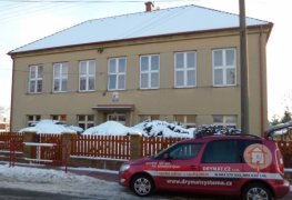 Kostěnice, odvlhčení zdiva základní školy metodou bezdrátové elektroosmózy.
